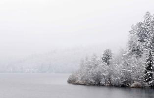 Die Schwarzenbachtalsperre im Winter.